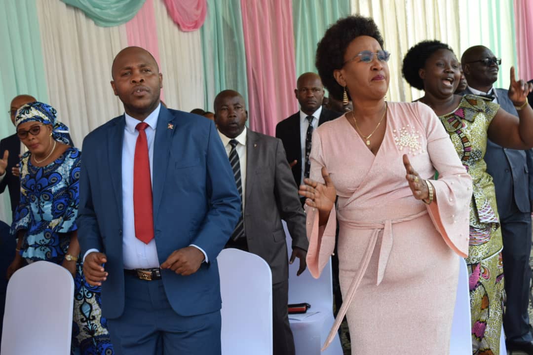 RTNBurundi's tweet photo. Le Président du @burundi_senat @HonSinzohagera se joint aux chrétiens de l'église #FECABU de #Nyakabiga dans une croisade de prière, chants et adorations agrémentent cette prière. https://t.co/JF61FZ8wQW