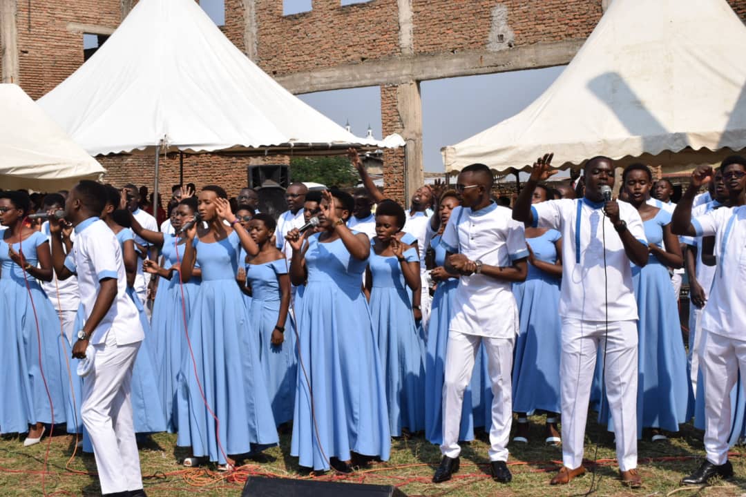 RTNBurundi's tweet photo. Le Président du @burundi_senat @HonSinzohagera se joint aux chrétiens de l'église #FECABU de #Nyakabiga dans une croisade de prière, chants et adorations agrémentent cette prière. https://t.co/JF61FZ8wQW