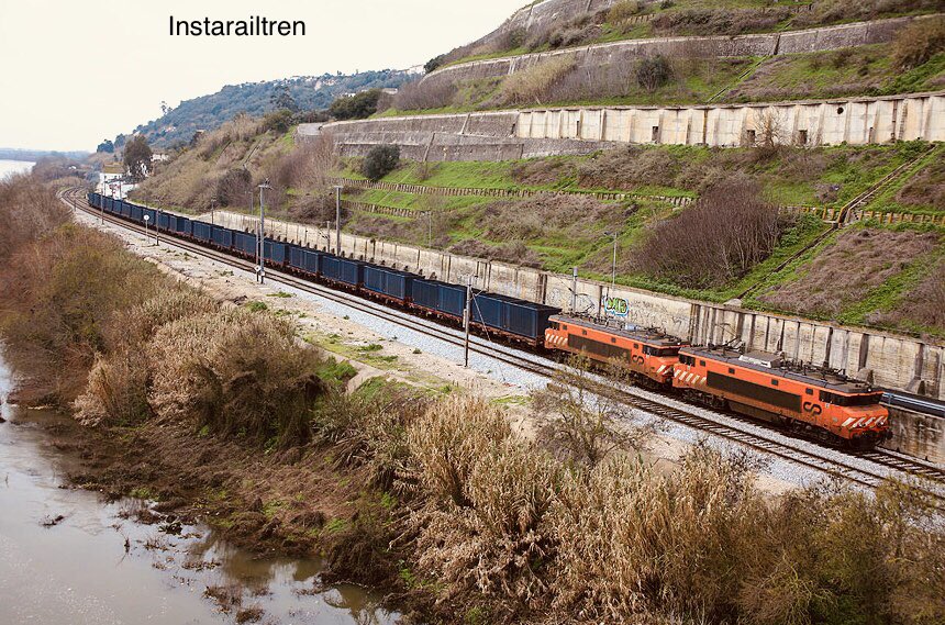 Doble Nez Cassé CP 2600 con un tren de carbón en dirección Norte a su paso por Santarem, año 2009. Foto: Ezequiel Pérez Martínez #EuropaTren #instarailtren #ComboiosPortugal #CP #Mercancias #FelizDomingo