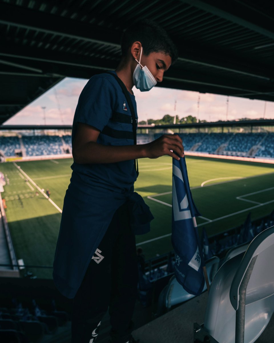 lausanne_sport's tweet photo. ๐๐๐ง๐ง๐๐ฅ ๐ช๐๐ง๐ ๐ฌ๐ข๐จ ๐
Ce matin, les ๐ฃ๐ฎ๐ง๐ข๐จ๐ซ๐ฌ du club ont installรฉ le tifo dans tout le stade rien que pour vous ! ๐๐ป
Il ne manque plus que notre cher public pour mettre le feu ร la Tuiliรจre ๐ฅ
#AllezLausanne #PleinStade https://t.co/EbhsAqVj2Z
