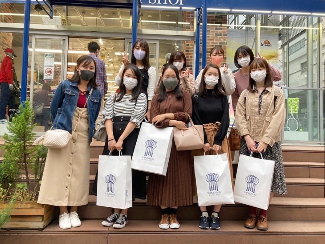 donkey_2021's tweet photo. ドンキーのイベントを紹介していきます✨

第一弾は
【ラケットツアー】です！
ラケットツアーは、新入生がラケットやシューズを買うための企画です🛍
先輩と一緒に店に行き、相談しながら買うことができるので、何を選んだらいいか分からなくても安心です♡

#東大ドンキー　#donkey #テニスサークル https://t.co/HtqHg44T43