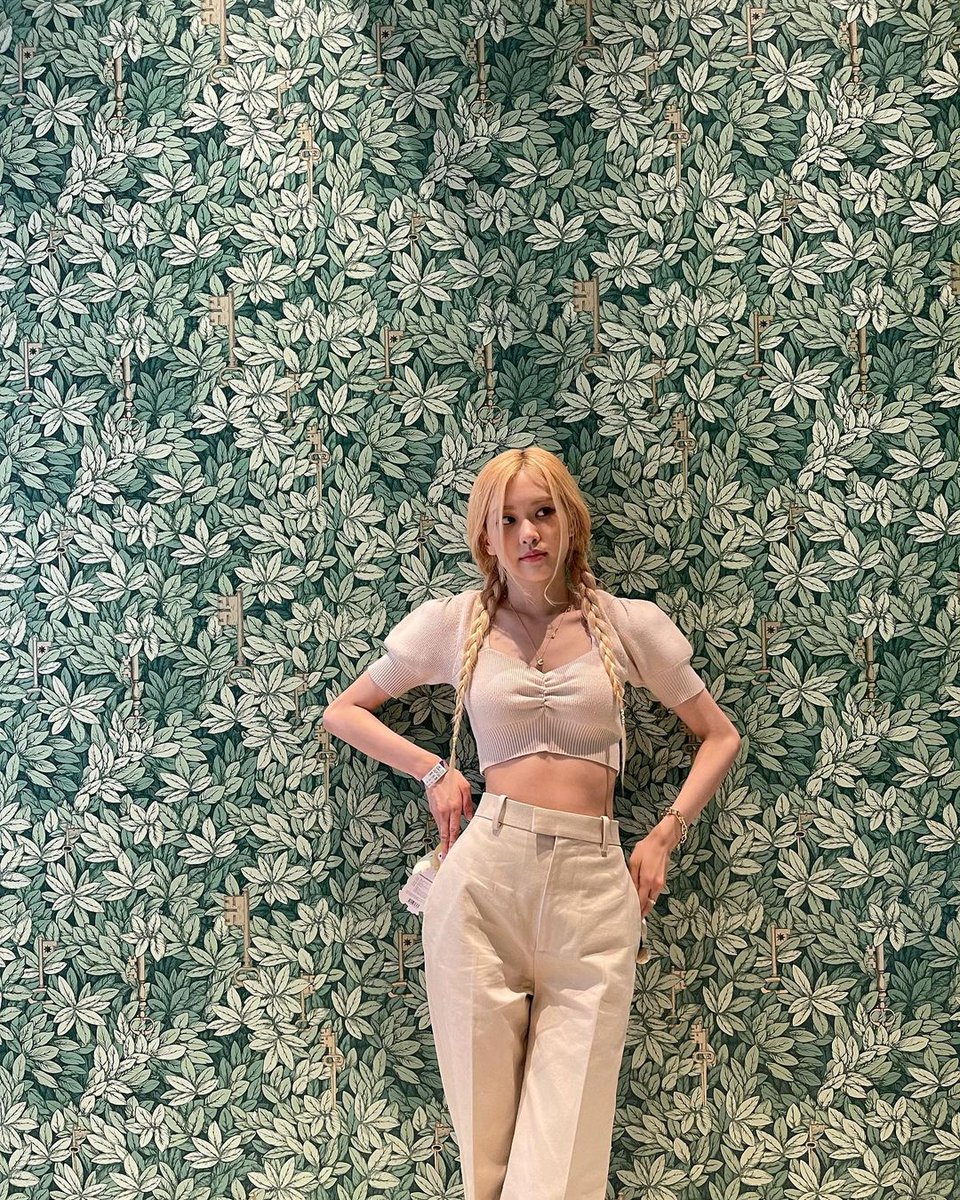 rvosed's tweet photo. get along with the green-leaf-ish background while posing with a braided hair, did i look good in this outfit? https://t.co/tVQCEJpHWU