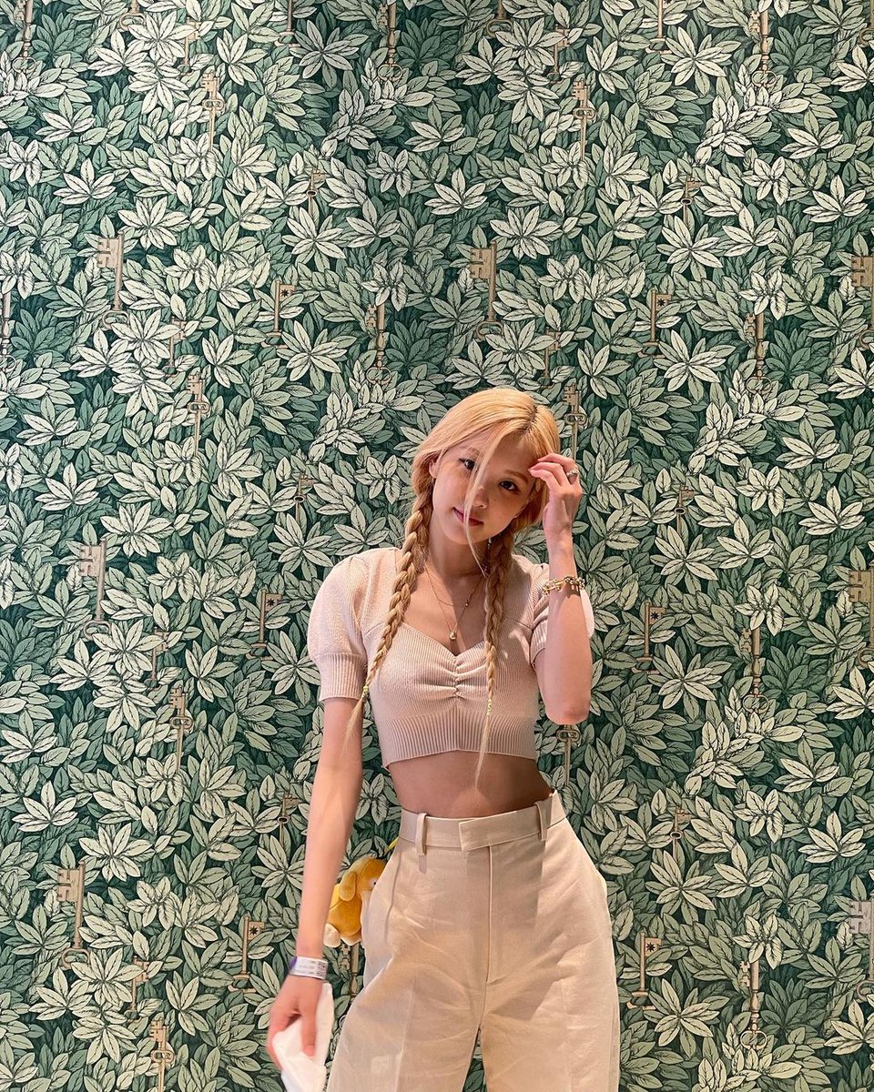 rvosed's tweet photo. get along with the green-leaf-ish background while posing with a braided hair, did i look good in this outfit? https://t.co/tVQCEJpHWU