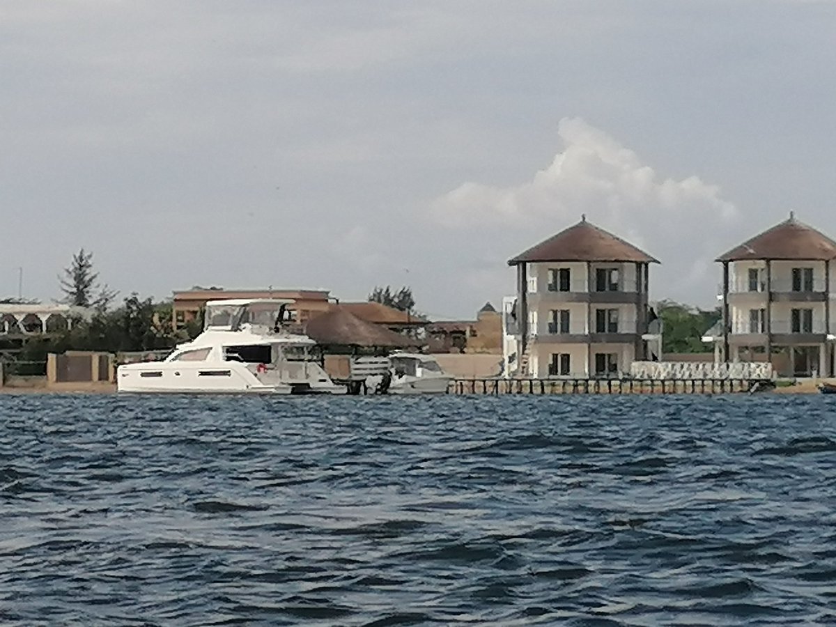 crisbuzzy's tweet photo. @MongkuoA @piscine Eh bah il pleins d'endroits au sud pays(Ziginchor) avec des plages extraordinaire. 

A Ndagane(Fatick) , des maisons au bord de l'eau,  des plages tellement belled https://t.co/AsYh1CDntg