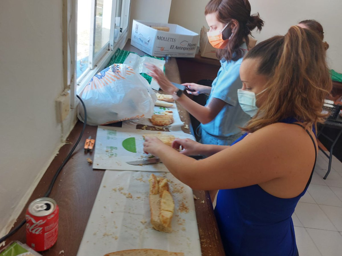 Una abogada del <a href="/AytoEstepona/">Ayto de Estepona</a>, una optometrista de #SanPedro, una cajera de Carrefour o un coordinador de <a href="/PcivilEstepona/">Protección Civil Estepona</a>... y vienen al Palacio de Congresos de #Estepona a preparar bocatas. No nos salen las palabras y sí alguna que otra lágrima. ¡Qué generosa es la #CostaDelSol!