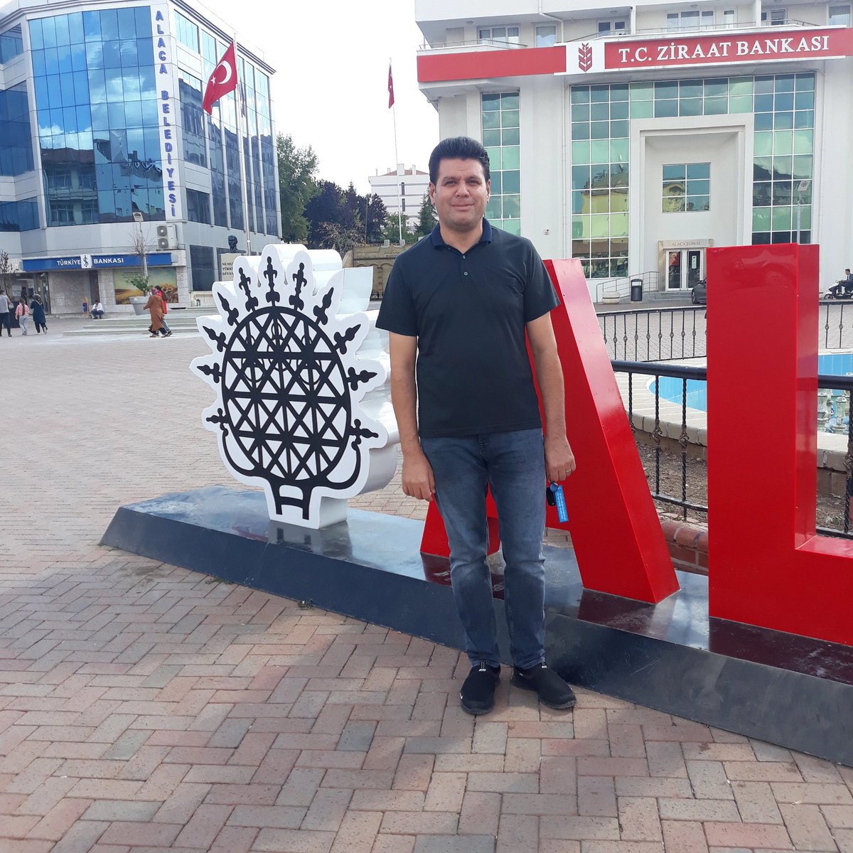 Yirmi yıl önce memuriyete başladığım ilk görev yerim olan Alaca' dayız.