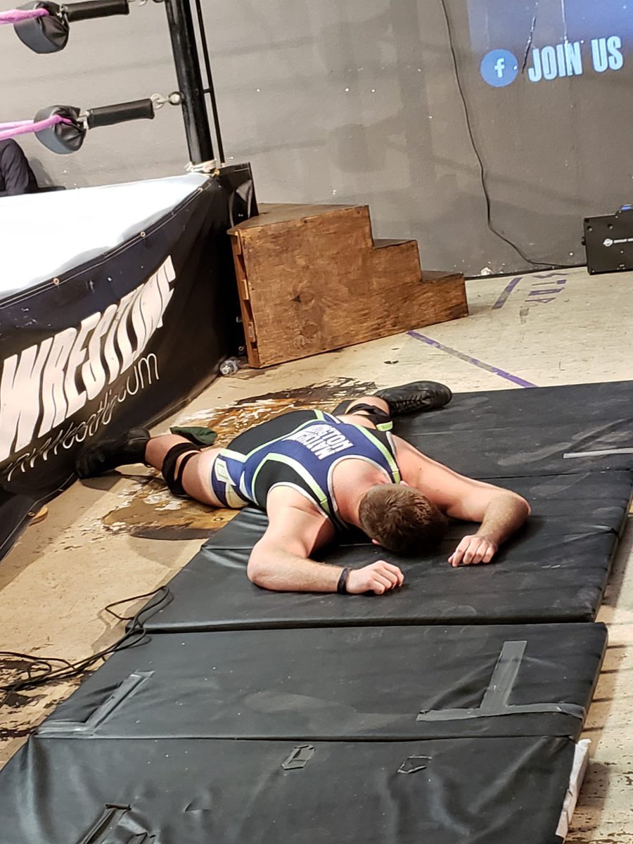 RyanRemingtonRR's tweet photo. My girlfriend came to my show last night and this is the picture she took https://t.co/pyQAVtWs3w