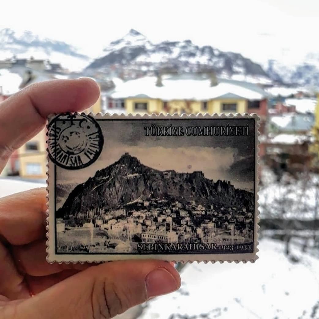 MagnetSebin's tweet photo. 1923-1933 yılları arasında #Türkiye'de İl olan Şebinkarahisar'ın Vilayetlik yılları anısına özel hazırlanan, tescilli tasarıma sahip, orijinal #Şebinkarahisar Valiliği Mührünü taşıyan, Eski #Pul dizaynı ile nostalji barındıran "#ŞebinkarahisarVilayeti Hatıra Pulu" Magnetimiz... https://t.co/jCzqjwgtd4