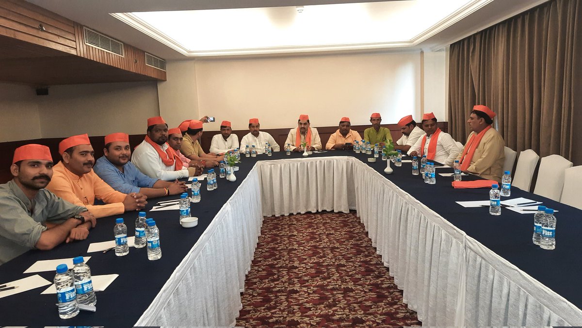 grvshuklaa's tweet photo. हिन्दू युवा वाहिनी भारत की आज लखनऊ के होटल पिकैडली में राष्ट्रीय अध्यक्ष माननीय अनुभव शुक्ला जी के नेत्रत्व में संगठन की हुई बैठक,और महत्वपूर्ण विषयों पर हुई चर्चा।। https://t.co/XdnXeI0PBd