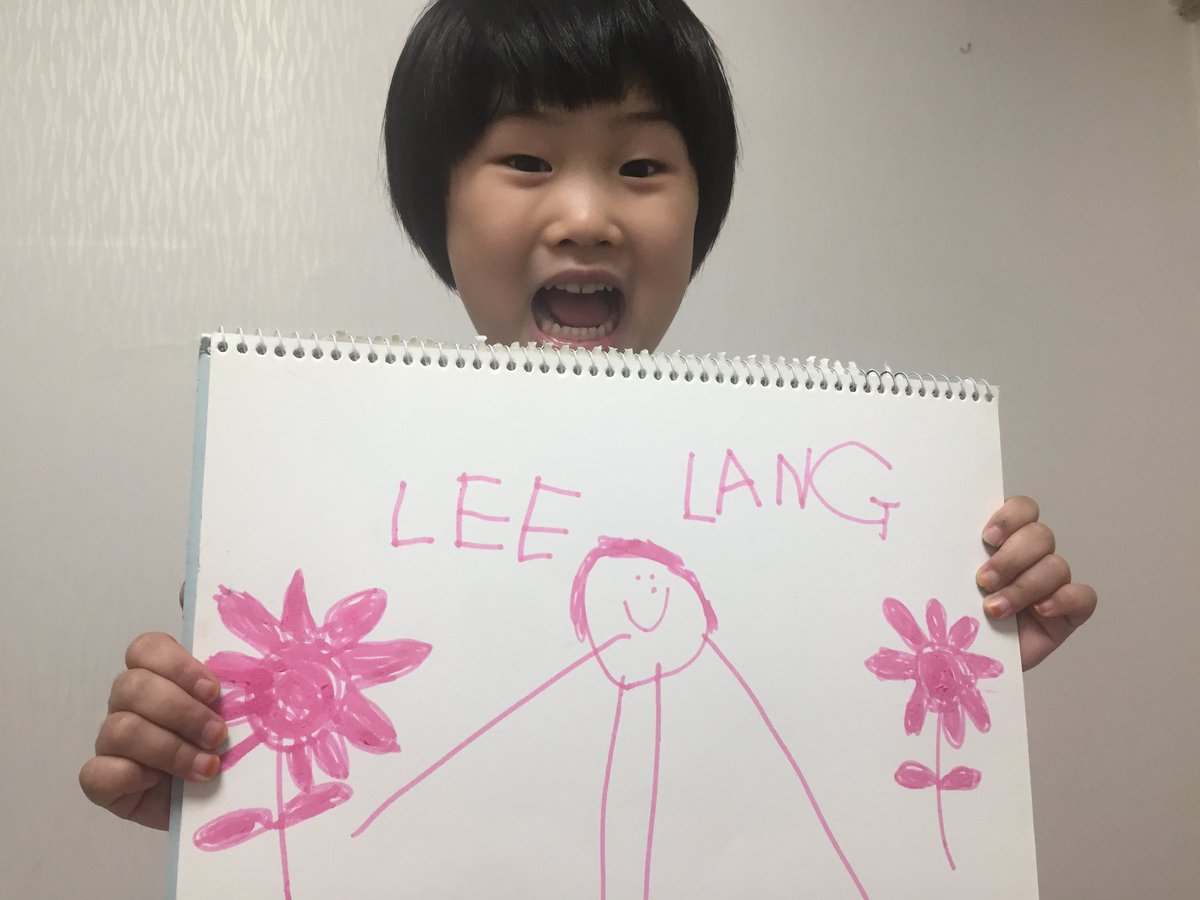 박강아름 감독님의 자녀 보리님이 그려주신 팬아트💕노래부르는 언니에게 주고 싶다고 하셨답니다. 영화 <박강아름 결혼하다> OST에 보리와 강아지...