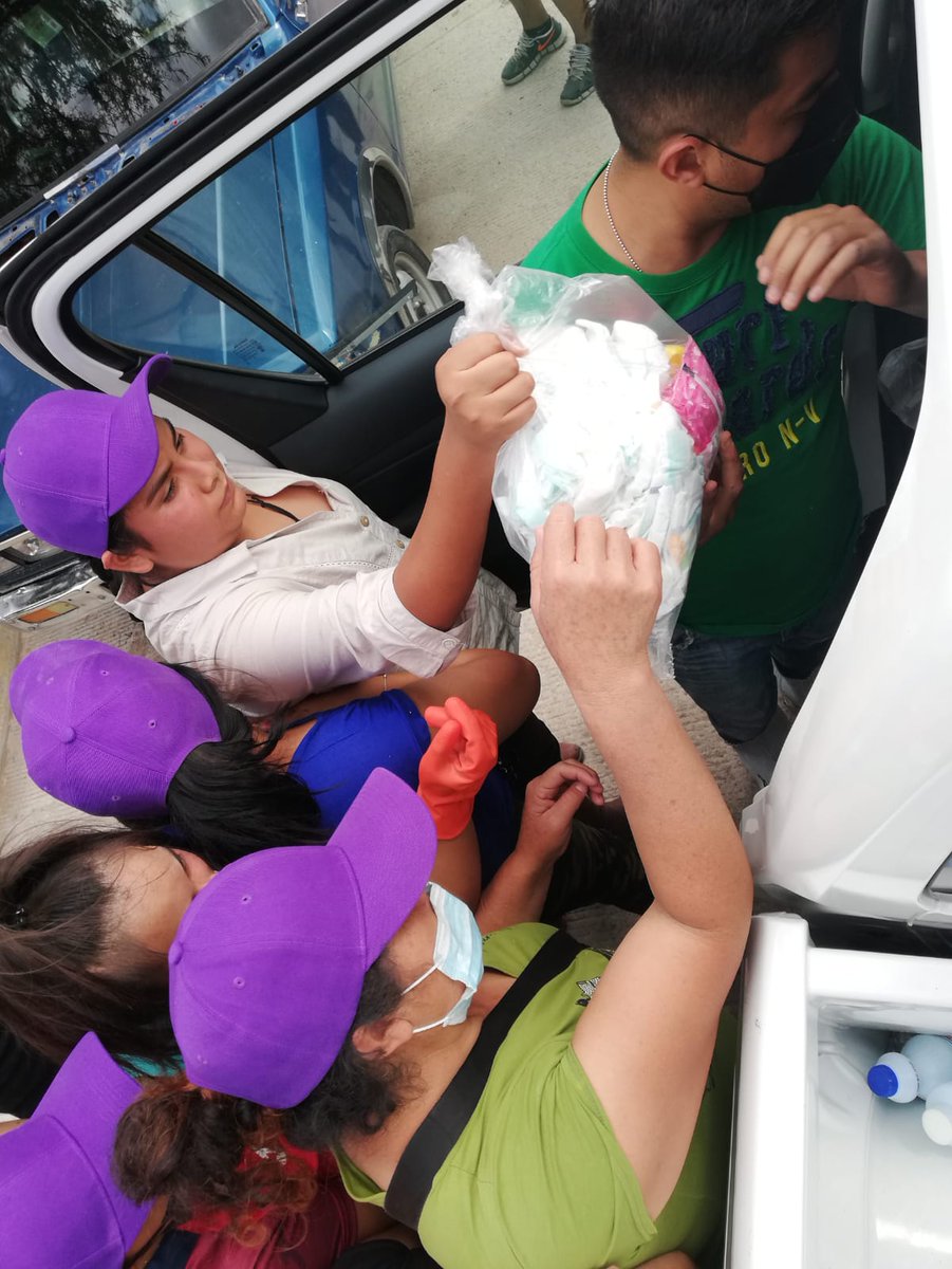 En el municipio de #TulaDeAllende se continúa con la entrega de víveres, artículos de limpieza y agua a vecinos de calles afectadas por la inundación del martes.
El trabajo continúa, por lo que aún puede acudir al Centro de Acopio para donar artículos de limpieza y aseo personal.