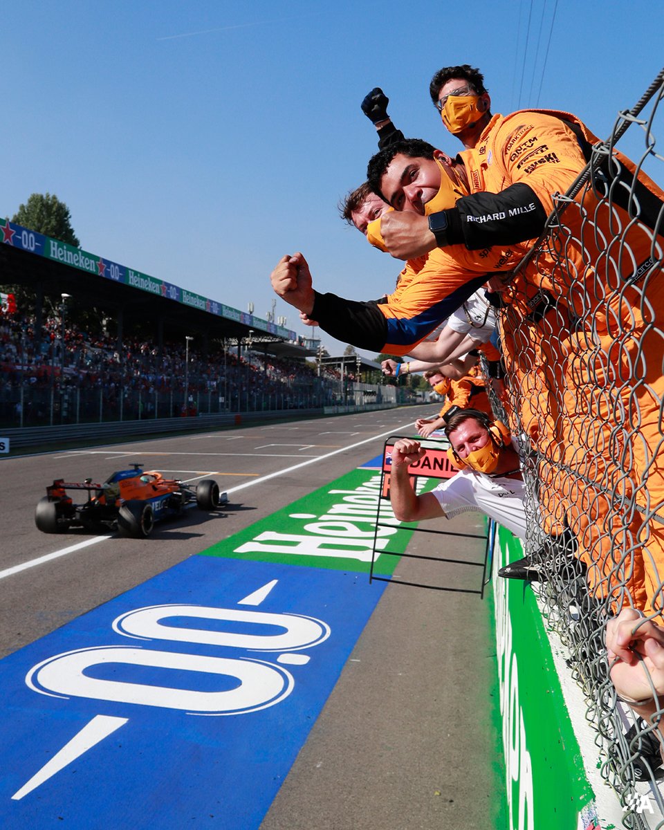 autosport's tweet photo. The stuff of dreams for @McLarenF1 fans 🧡

#F1 #Formula1 #ItalianGP 🇮🇹 https://t.co/qQCYZvGEnH