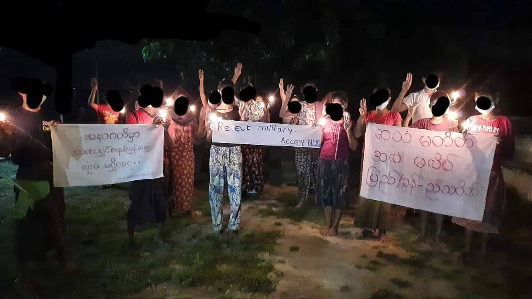 2021Revtweets's tweet photo. Locals of PyiGyiTagun, Mandalay fearlessly protested against Genocidal Military tonight leading by a monk despite tight security of Evil SAC.
#RecognizeNUG
#Sep12Coup
#WhatsHappeningInMyanmar https://t.co/jCij90kvlw