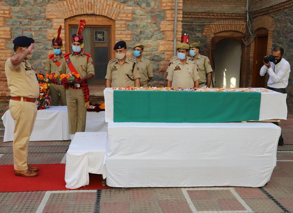 JmuKmrPolice's tweet photo. To pay homage to the martyr SI Arshid Ahmad Mir who attained martyrdom in a terror attack at Khanyar, Srinagar, a wreath laying ceremony for the martyr was held at District Police Lines Srinagar.DGP J&amp;K Shri Dilbag Singh led senior officers of police/ paramilitary forces,(1/2) https://t.co/sP8RCSkOSn