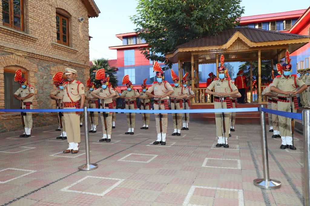 JmuKmrPolice's tweet photo. To pay homage to the martyr SI Arshid Ahmad Mir who attained martyrdom in a terror attack at Khanyar, Srinagar, a wreath laying ceremony for the martyr was held at District Police Lines Srinagar.DGP J&amp;K Shri Dilbag Singh led senior officers of police/ paramilitary forces,(1/2) https://t.co/sP8RCSkOSn