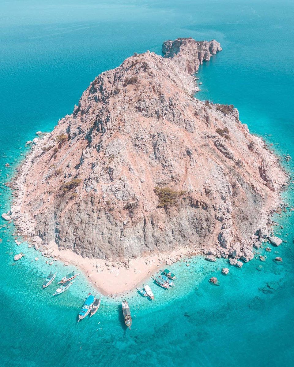 GoTurkeyTravel's tweet photo. 📍Suluada, Antalya, Turkey 🇹���� 

📸 (IG: @baya_iyi ) #turquoise https://t.co/vlKtHYTATn