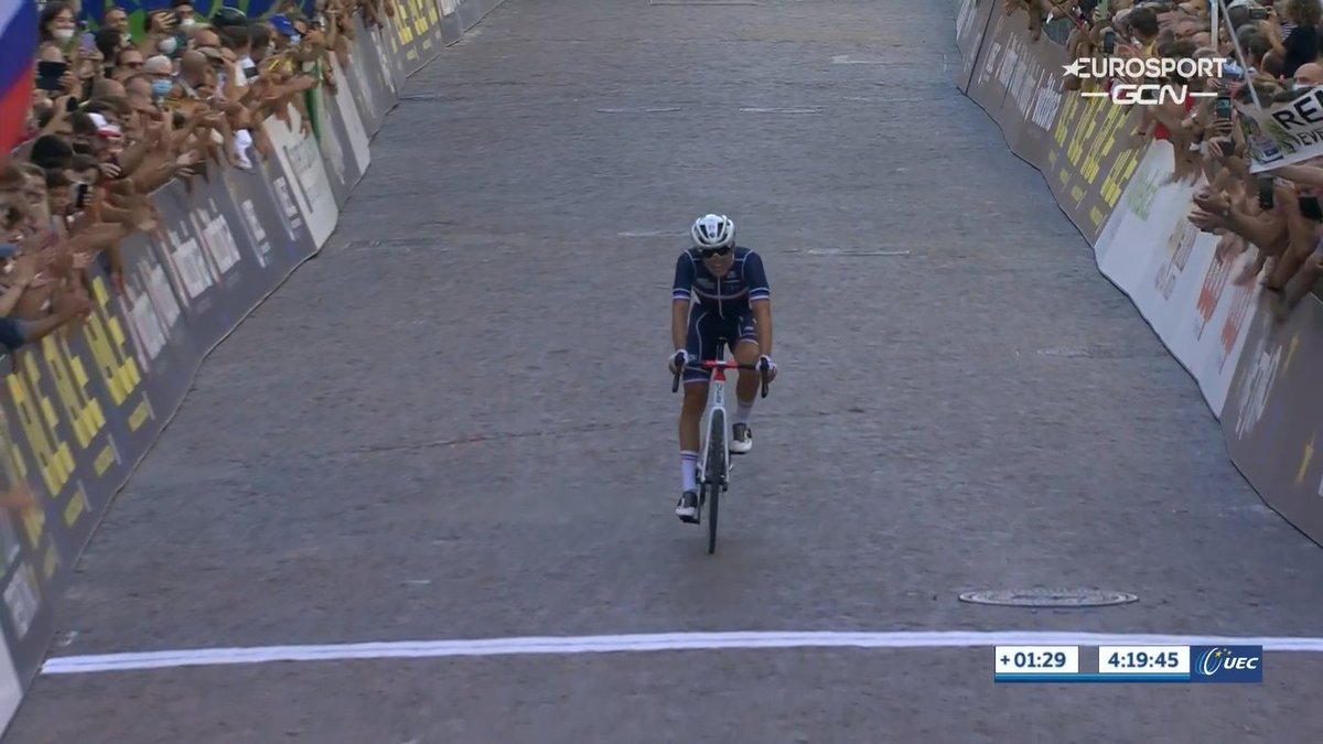 Benoît Cosnefroy ramène la médaille de bronze, la 6e pour le clan tricolore sur ces #EuroRoad21. Une nouvelle grande performance du puncheur d'AG2R Citroën, qui n'a pas pu suivre le rythme des deux premiers.