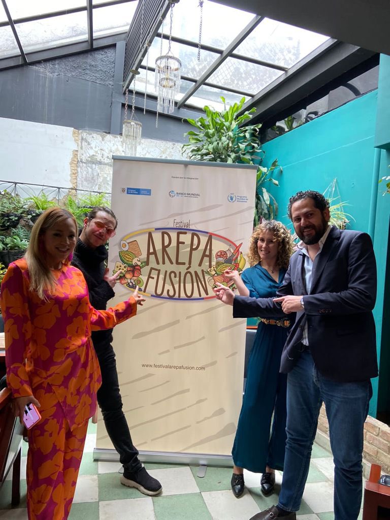 lgomez4's tweet photo. Estamos a pocos minutos de iniciar la transmisión en vivo del lanzamiento del #FestivalArepaFusión. Acompáñenos desde el Facebook de @cosinfronteras https://t.co/YG4Q7kUecc¡hoy seguimos apostando y celebrando la integración entre naciones en Colombia! https://t.co/vzwpKZawjL