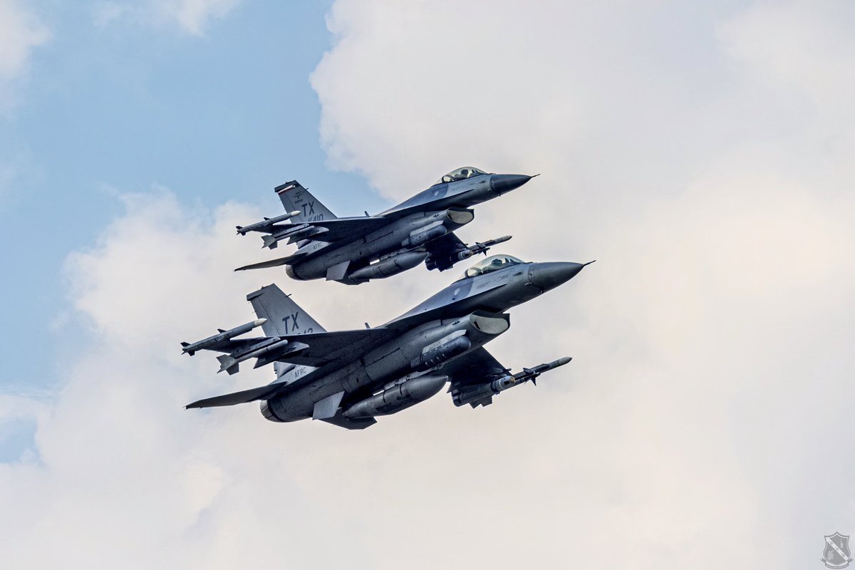 BackyardSpotter's tweet image. Not the greatest shot but, here is the 457th Fighter Squadron doing a low approach at NAS JRB Fort Worth a few weeks back.
.
.
.
#nasjrbfortworth #knfw #haveglass #planespotter #301fw #457fs #avgeek #spad