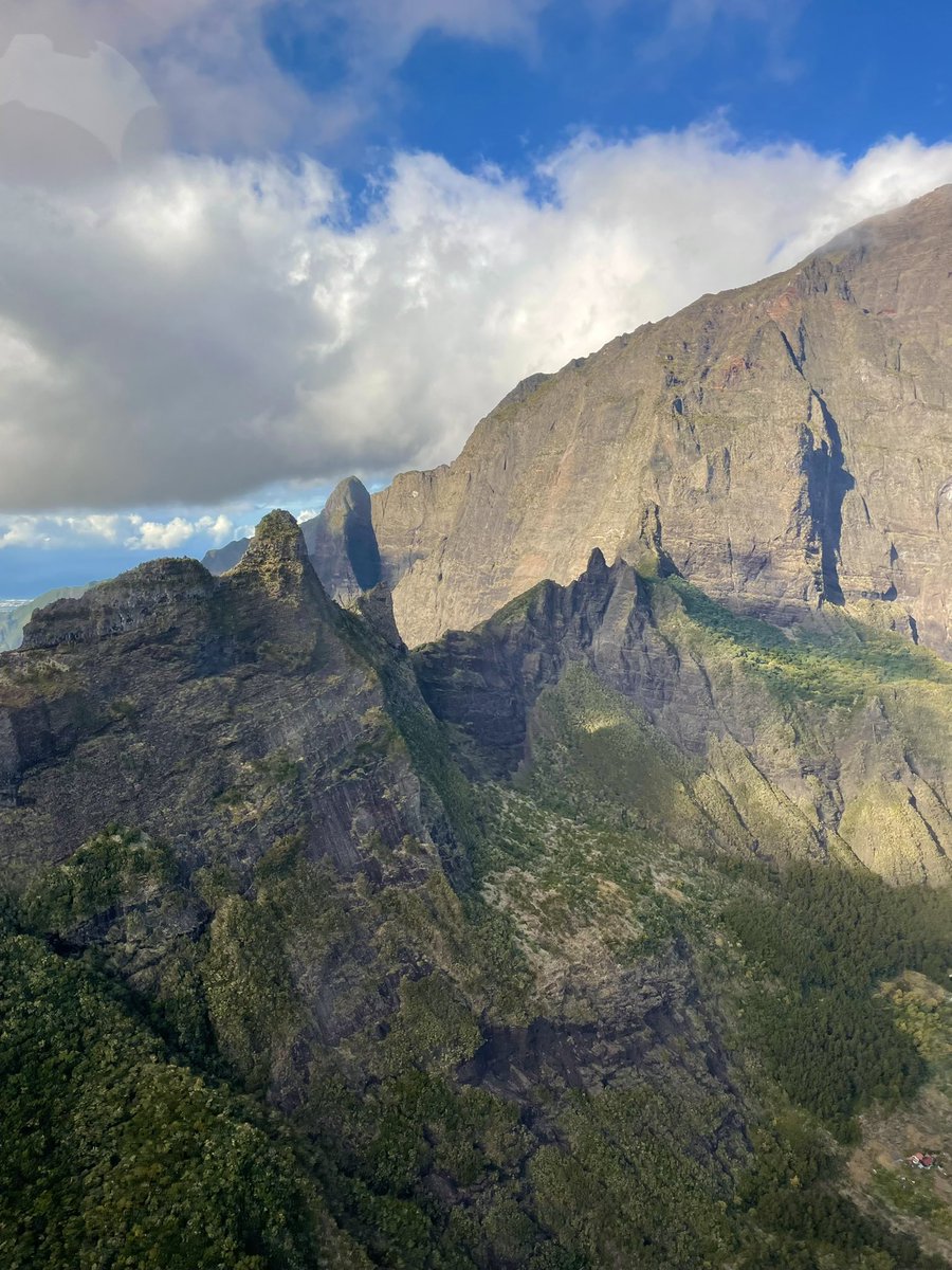 yassalaDZ's tweet photo. Survoler la Réunion en hélico une des plus belle expérience de toute ma vie… je peux mourrir en paix https://t.co/YWKonkZDOT
