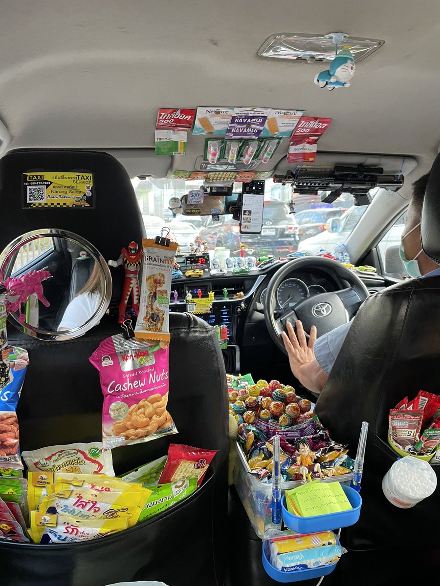 วันนี้เจอลุงแท็กซี่น่ารักมากก ลุงเค้ามีขนมมีนู่นนี่ให้ฟรีหมดเลยย้ำว่าฟรีค่ะ! ;-; ลุงบอกว่าเอาตังจากทิปลูกค้าที่เคยให้มาคืนความสุขให้ลูกค้าแงงงงง น่ารักมากกเมดมายเดย์มากกกกก💗💗💗