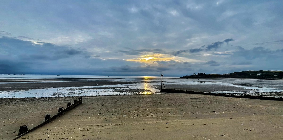 lakesweatherpic's tweet photo. the sun just coming through the clouds this morning 

#Weather #walking 

@AbersochSC @RNLIAbersoch @AbersochLife https://t.co/3o38titE6e