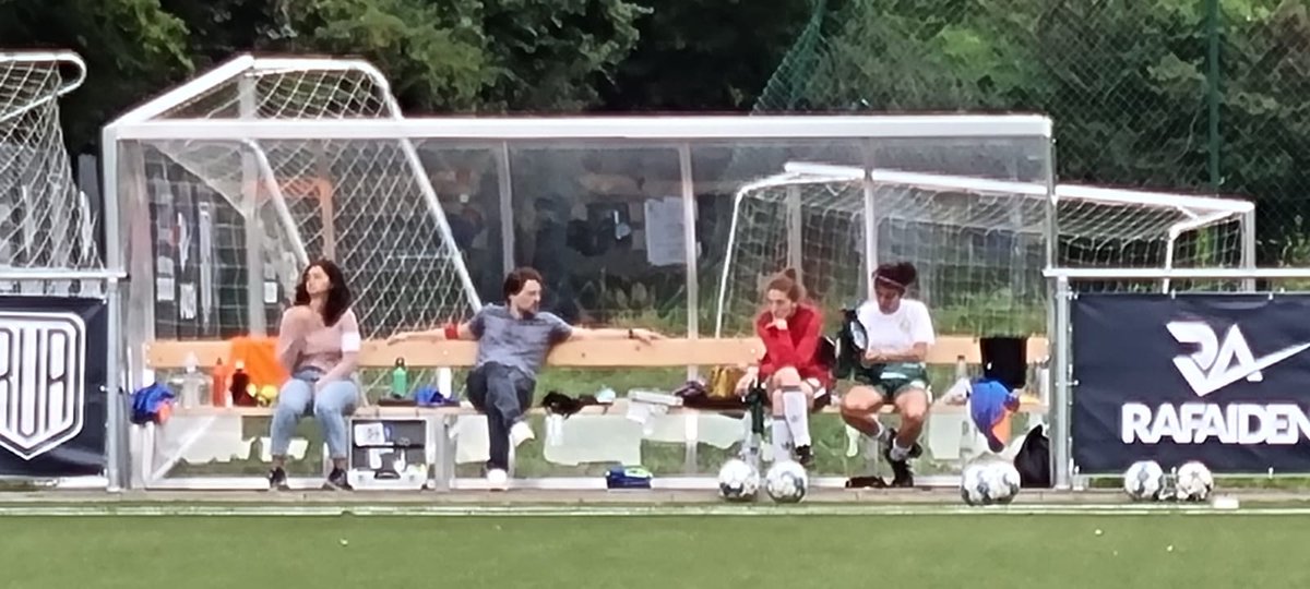 De eerste 3 punten zijn binnen. Dan kan je als trainer al eens rustig hangen op de bank #fcirlande #vrouwenvoetbal