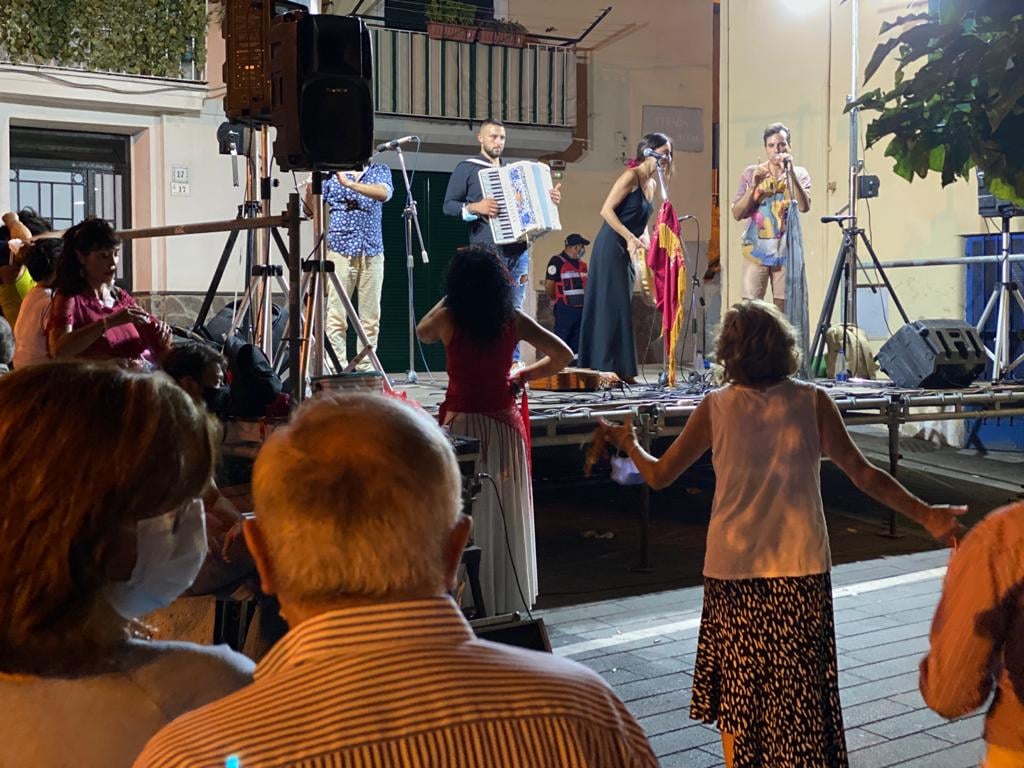 di_stabia's tweet photo. 🎭 T’ACCUMPAGNO VICO VICO: IL FLASH MOB NEL CENTRO STORICO TRA SUONI E COLORI, TRADIZIONE E CULTURA

https://t.co/HwRUJFM7B6

#FlashMob #Estate2021 #EstateaStabia2021 #Cultura #RaffaeleViviani #CentroStorico #CastellammarediStabia #Castellammare #Stabia https://t.co/yBz5DF1tLY