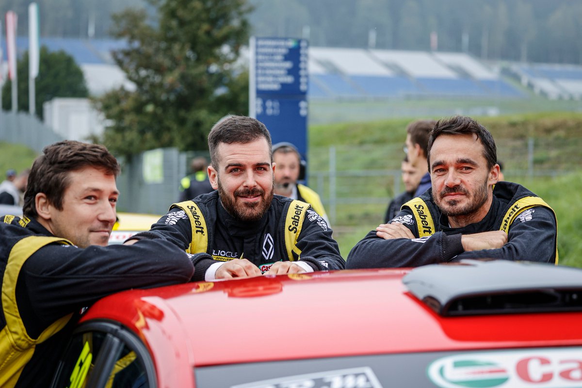 Renault Clio Series tweet media