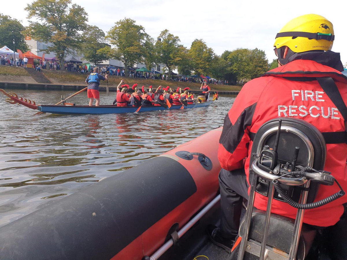 @York_NYFRS 94B1 available on the river during #YorkDragonBoat race. All the best to the competitors raising money for charity. @fireAcomb providing water safety advice at the junction of Marygate and River Ouse #BeWaterAware @rotaryclubyork @yorkmix @NorthYorksFire