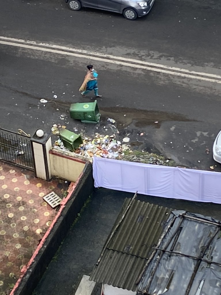 A @mybmcSWM @mybmc garbage truck just passed by 'cleaning' up garbage in our area. This is how cleaning is defined by the staff. @mayor_mumbai @IqbalSinghChah2