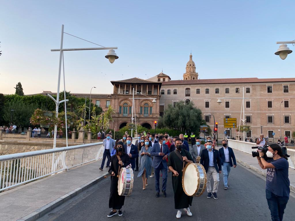 Gracias al <a href="/AytoMurcia/">Ayuntamiento de Murcia</a>,a su Alcalde <a href="/SerranoJAntonio/">José Antonio Serrano</a>, a todo su equipo de gobierno, especialmente a <a href="/CarmenFructuos4/">Carmen Fructuoso</a> por abrirnos la puertas de su casa y ponerse a nuestra disposición. Ayer Murcia sintió la magia de nuestra noche más especial. 

<a href="/turismodemula/">Turismo de Mula</a> 
<a href="/ConTamboresMula/">@ConcejaliaTamboresM</a>