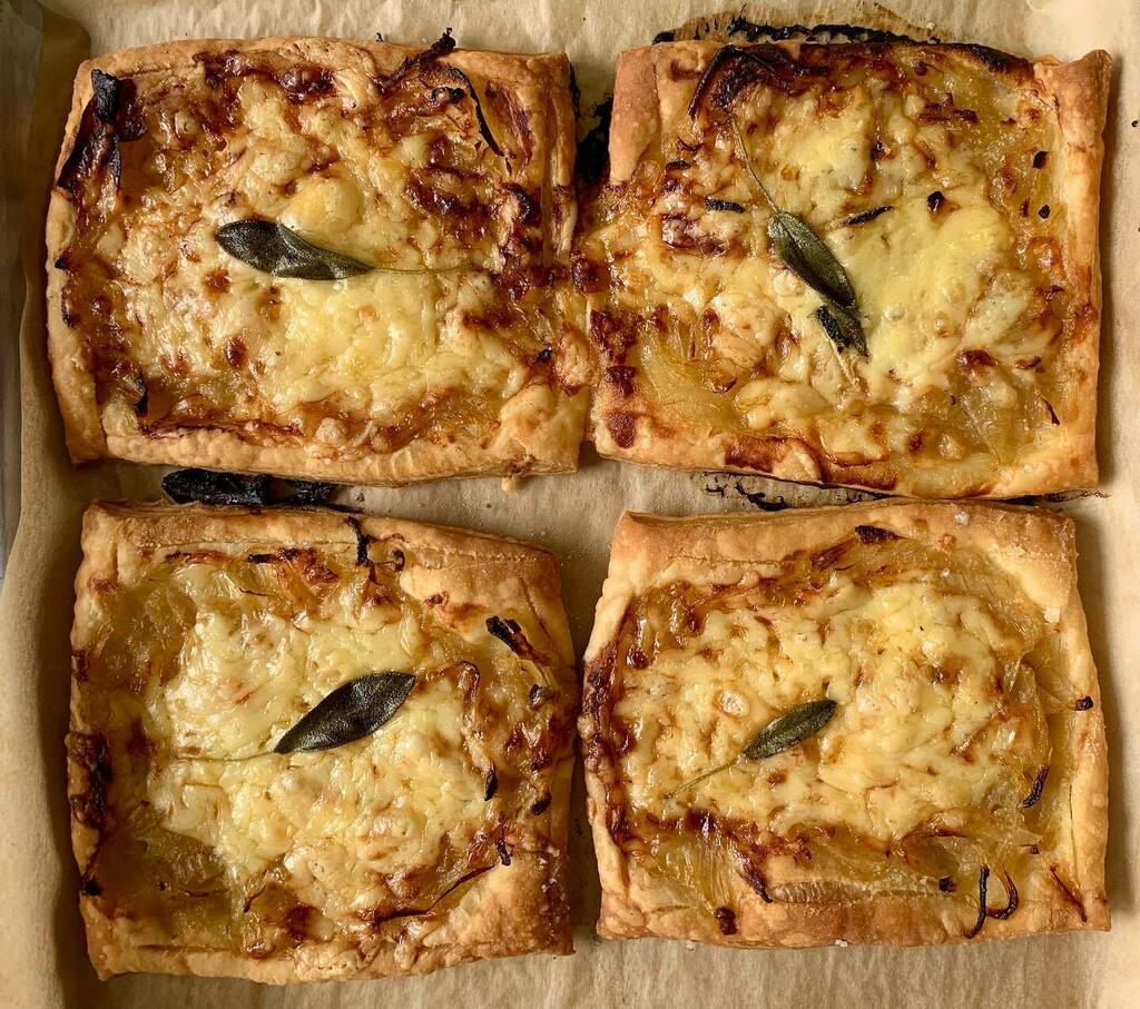 thecopperspoon's tweet photo. Triple Cornish cheese & onion tarts topped with sage 🌱🧀
.
.
.
#threecheese #triplecheese #cheeseandonion #cornishcheese #marazion #bakery #tarts #threecheesetart #allthecheese #cheese #yarg #cheddar #trelawny https://t.co/dDBIPi1gRw https://t.co/ChnRGOyeKa