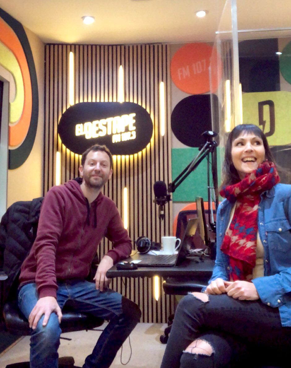😂Estábamos por sacarnos una foto con <a href="/arilijalad/">ari lijalad</a> y entró Eze a las puteadas: “déjense de joder con la fotito y el video que no podemos laburar tranquilos”.

#EleccionesElDestape