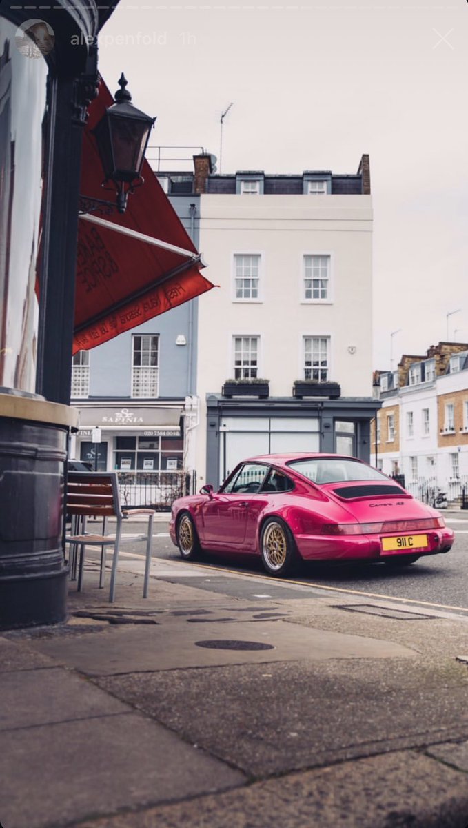 svsacikgoz's tweet photo. Porsche 964.
1985 yılında Benjamin Dimson tarafından tasarlanan, #Porsche911 'lerin fabrika içi kodu olan ve 1989-1993 yılları arasında üretilen Ruby Stones Red rengi o dönem için oldukça iddialı bir renkti.
#Porsche964 #BenjaminDimson #RubyStoneRed @Porsche https://t.co/uR0EVJaVX9