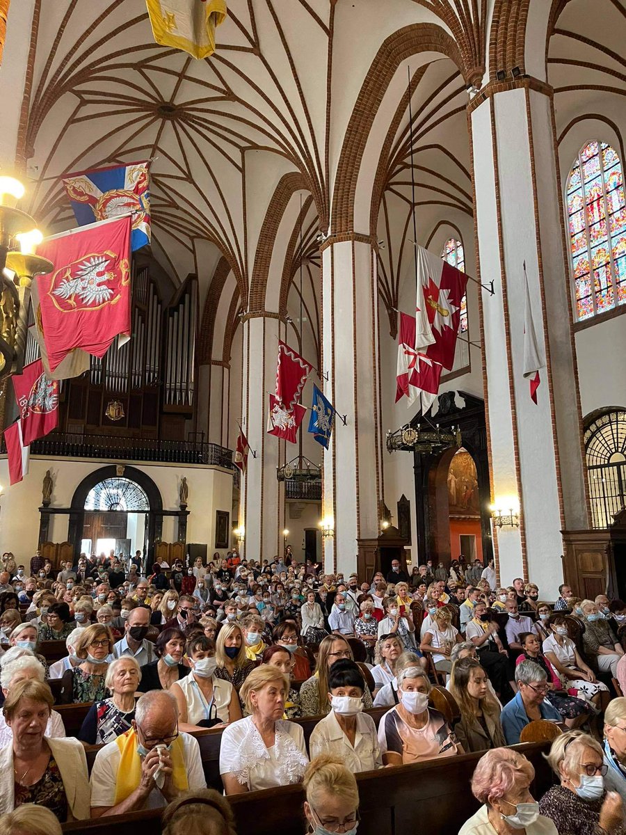 Wiele osób zgromadziło się w Archikatedrze Warszawskiej, aby w łączności duchowej przeżywać beatyfikację #PrymasWyszyński i #matkaCzacka.