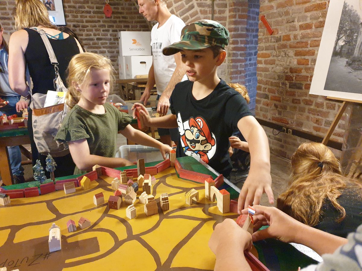 WALHALLAb_NL's tweet photo. #Zutopia ofwel in één les alles over samenwerken, geschiedenis, creativiteit en recycling van oud #hout.
#onderwijs in #DeKruittoren #Zutphen https://t.co/bFYhXRBcAi
