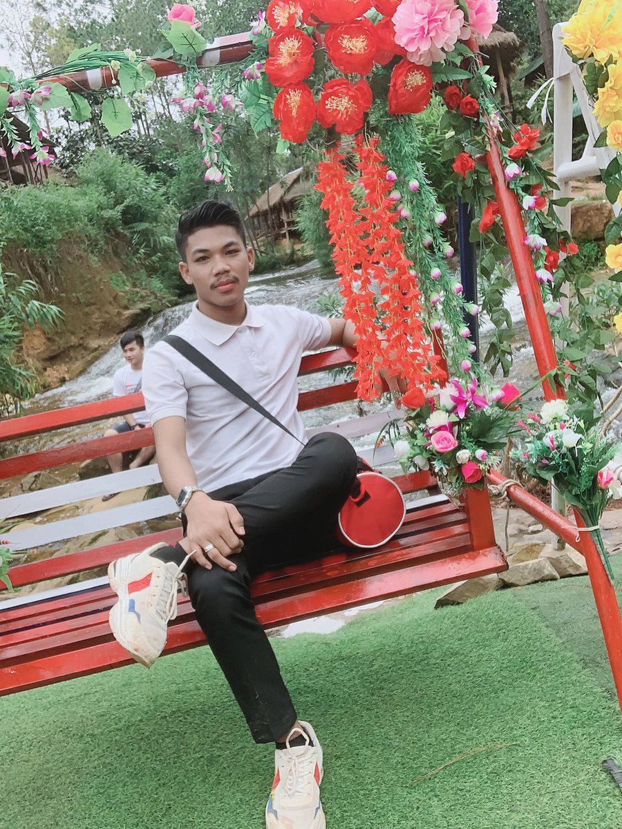 BroBela2's tweet photo. រាងក៏ស្អាតកំពូសក៏ល្មូមគឺឡូក៏ល្មូមមុខក៏មិនសូវអាក្រក់ម៉ានពិននឹងហើយអត់ល្មូមសុីទៀតយាយមក😉ហាសហាស😂😂យាយទៅសរសើ��តែខ្លួនឯង😂យាយលេងទេបងប្អូនតែបើចង់ឆាតមក https://t.co/NHIXkFlCuA
