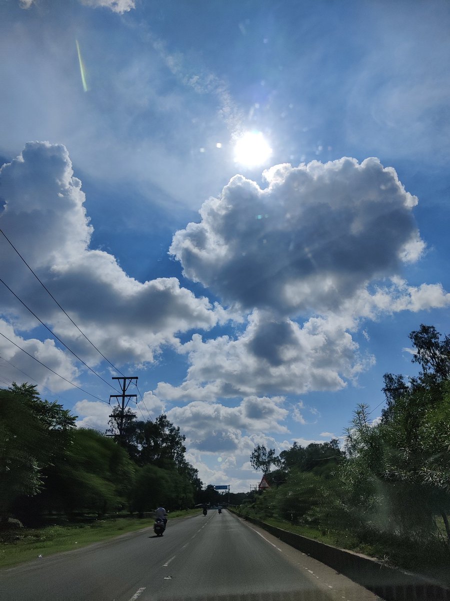 moonchild_06_13's tweet photo. The sky finally cleared today and the white clouds covered it like cotton balls #CatchingClouds☁️
#HAPPYBIRTHDAYNAMJOON https://t.co/s7IXbbk4UB