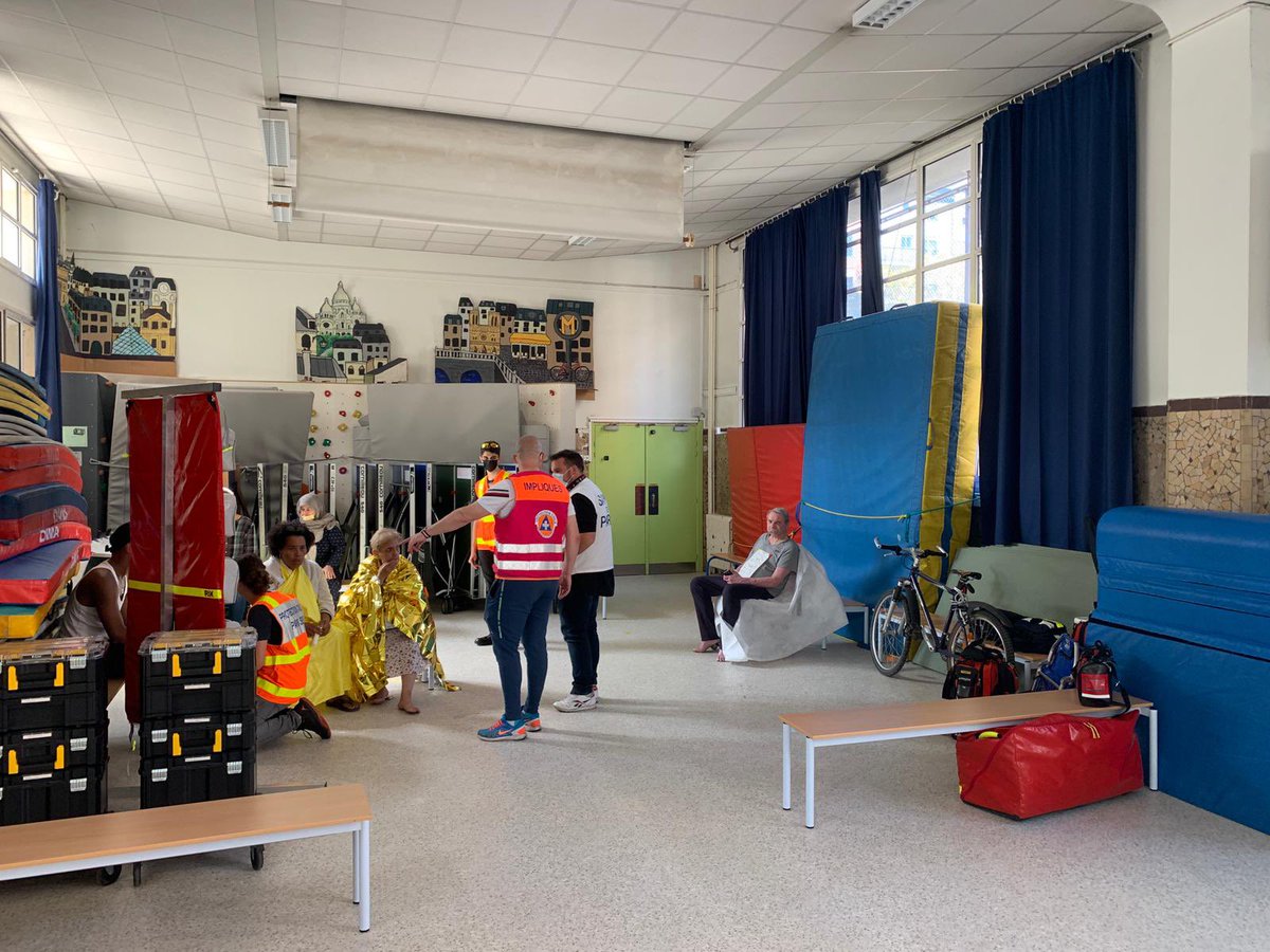 PCParisSeine's tweet photo. Les secouristes de la PCPS sont mobilisés à #Paris20 pour un important incendie dans un immeuble d’habitation. Prise en charge des impliqués et évacuations de victimes à l’hôpital : les bénévoles sont sur le terrain auprès des sinistrés ! 

Cc @Mairiedu20 @EricPliez https://t.co/J1S60USpRY