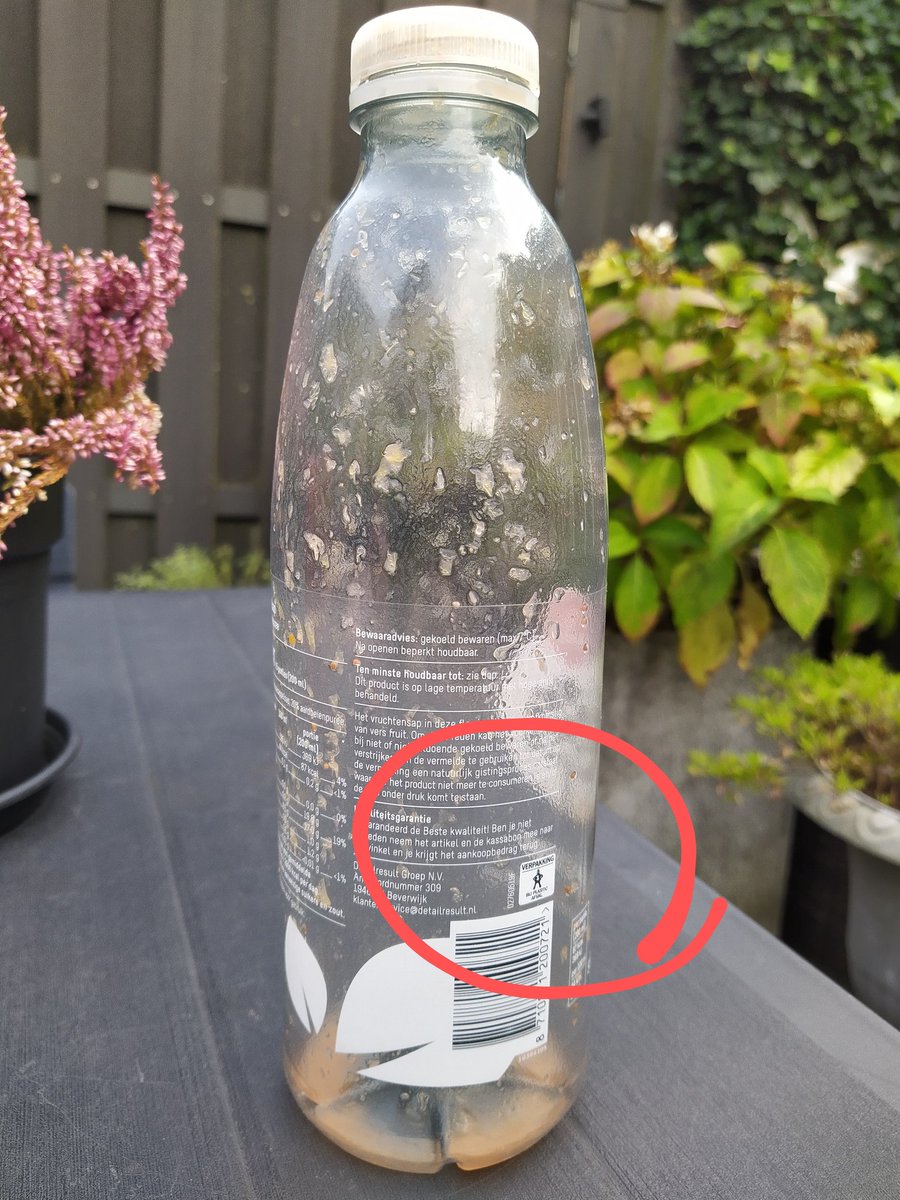Marketerius's tweet image. Waarom zit er op deze verse fruit flessen geen statiegeld en op colaflesjes wel ? #duurzaam #hergebruik #snapikniet