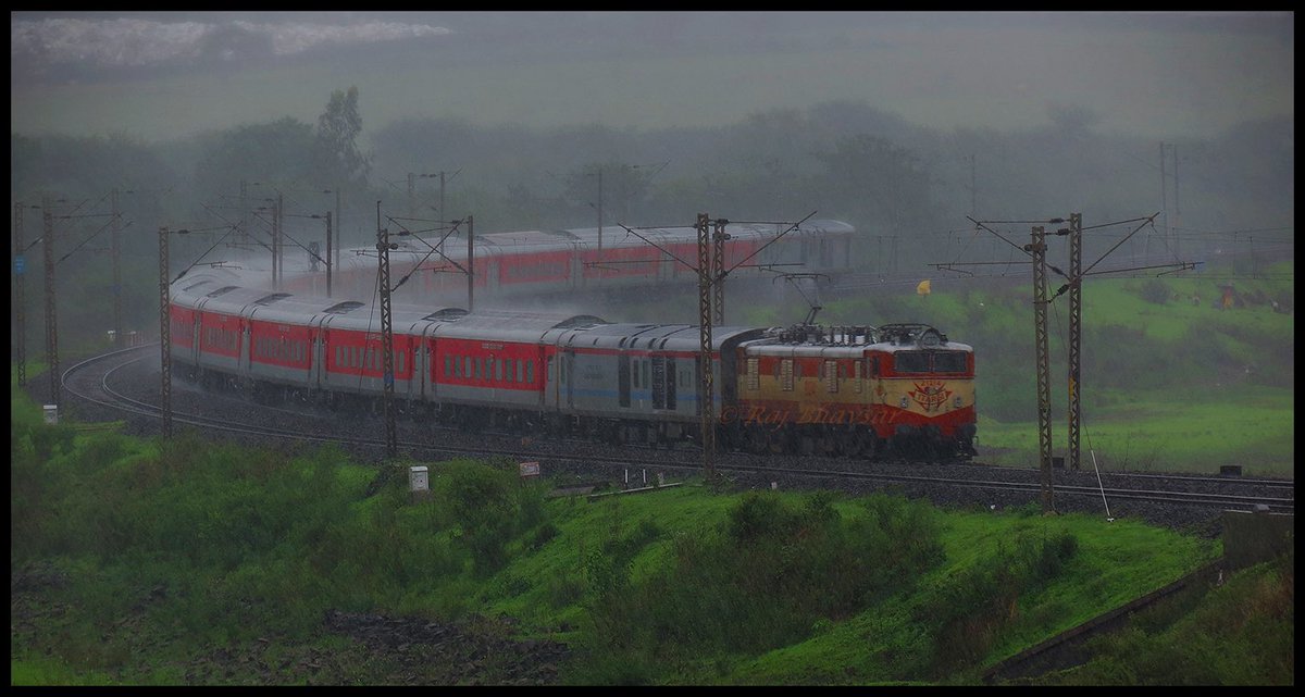 RailPostLens's tweet photo. Monsoon Railway

Heavy rains lash the area as WAM-4 class locomotive of Itarsi - Electric Locomotive Shed aggressively hauls the Lokmanya Tilak Terminus (LTT) bound 12520 Kamakhya-LTT AC Express.

Photo: Raj Bhavsar @typicalgujju 

Location: Ghoti on Central Railway https://t.co/aO4HomHOmT