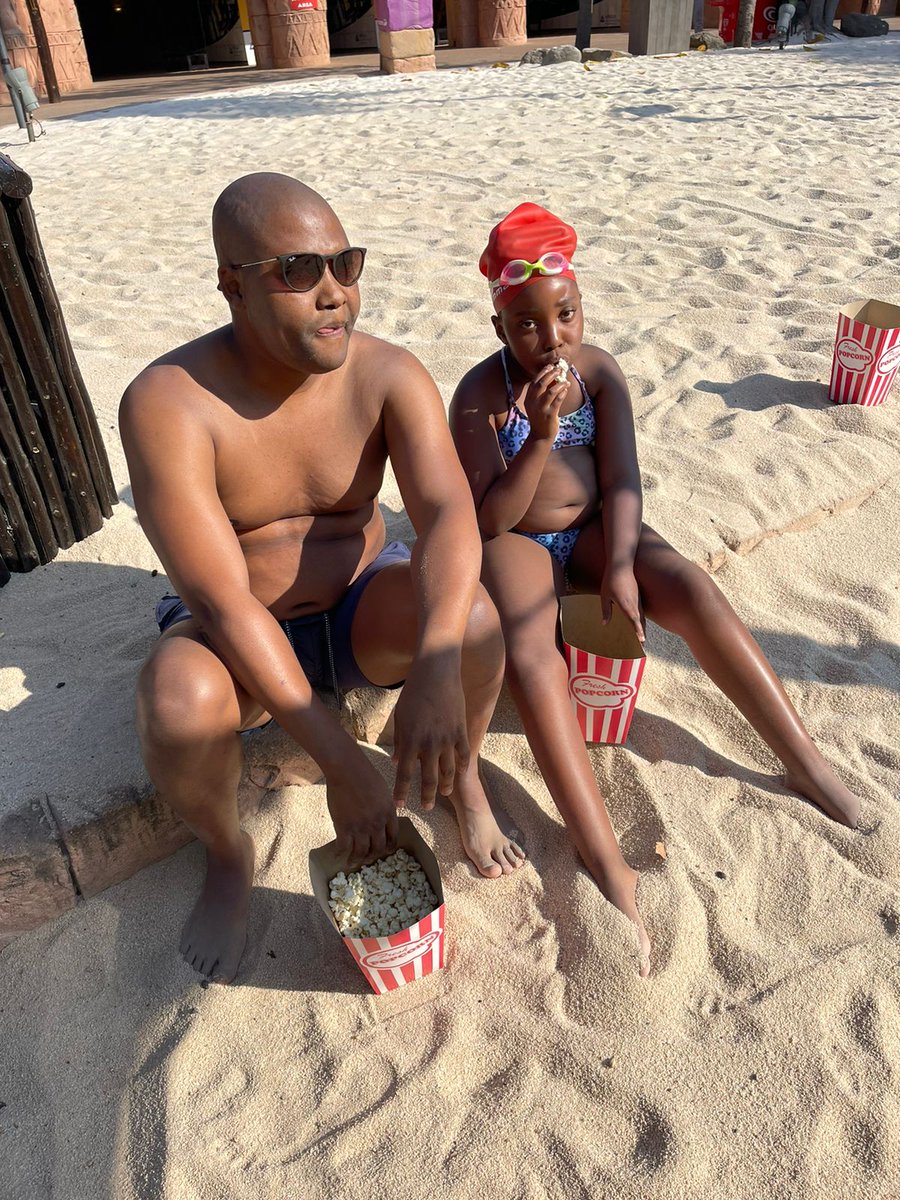 ZandileSebona's tweet photo. I captured the same mood 5 years apart 😅 #Dec2016🍡 #Sept2021🍿 https://t.co/iww13X5nE0
