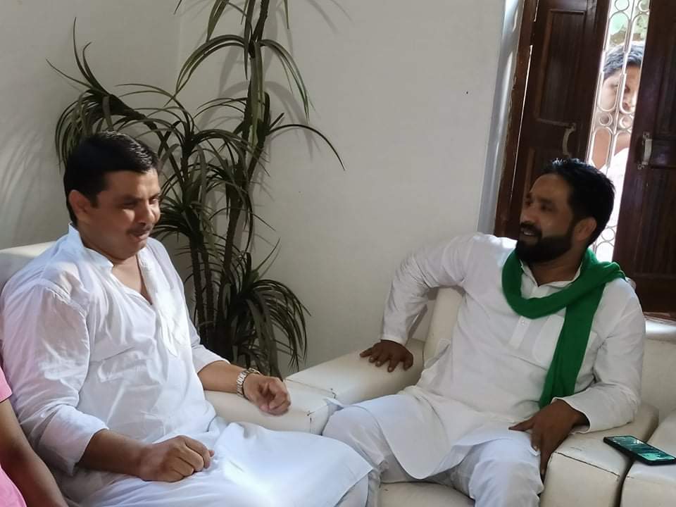 AshrafFem's tweet photo. ये मऊ AIMIM जिला अध्यक्ष आसिफ चंदन हैं, CAA प्रोटेस्ट के कारण 14 महीने से अधिक NSA के तहत जेल में रहे, इनके साथ कुल 19 लोग जेल गए थे, AIMIM ने कभी इनकी सुध नहीं ली, आज जब वे बाहर आ गए तो प्रदेश अध्यक्ष मिलने पहुँचे हैं, बता दें कि उन 19 में से अभी भी एक शहरयार जेल में ही है। https://t.co/gfvcr5NuG8