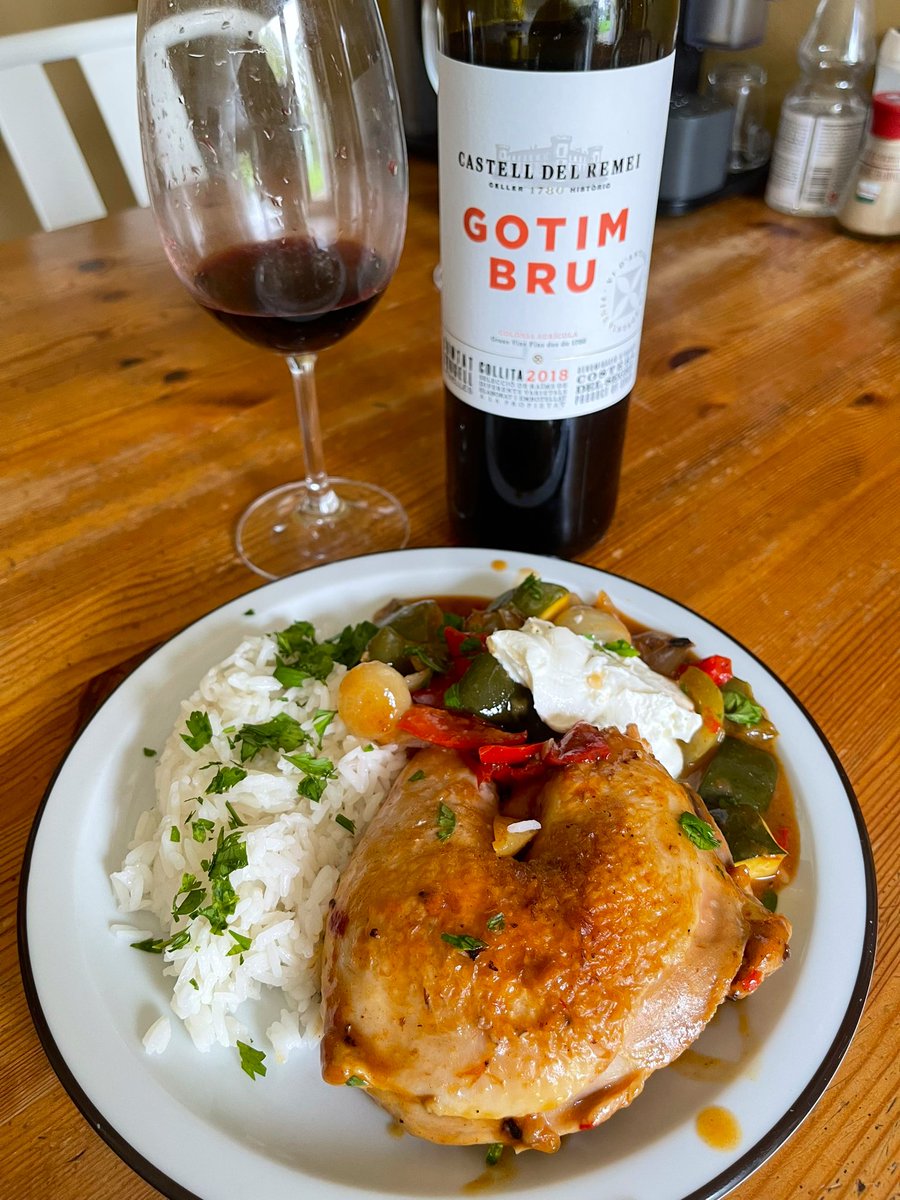 joukesp's tweet image. #SundayLunch #ChickenGoulash #GotimBru #CastellDelRemei
Hungarian chicken is a better name for this tasty Sunday lunch. Fresh chopped parsley &amp;amp; a blob of sour cream to finish.
Pairing w Pinot Gris didn’t deliver &amp;amp; had my last 2018 Gotim Bru by @CASTELLDELREMEI with it. Perfect!