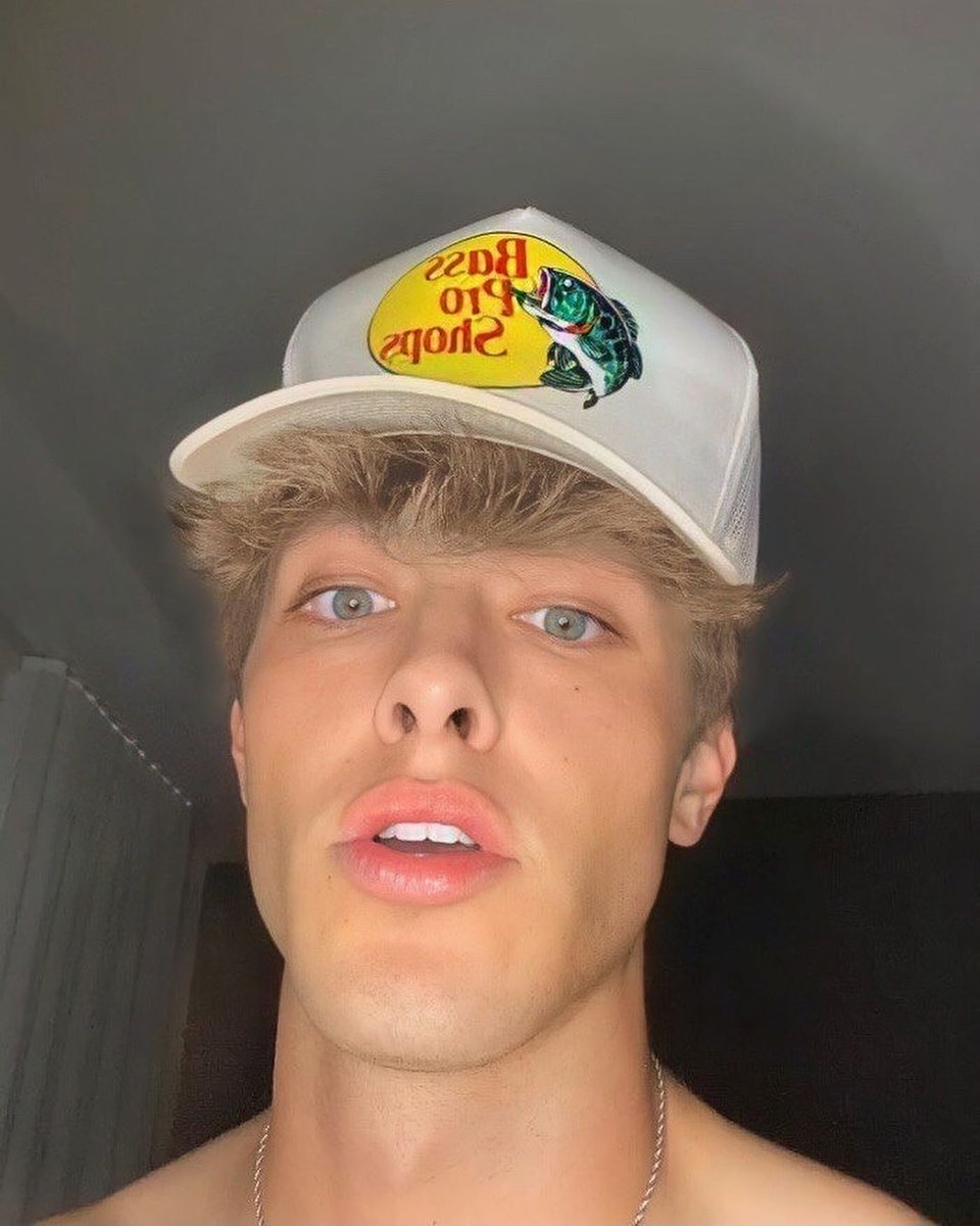 PortalGriffin's tweet photo. 🚨 Griffin Johnson sobre Bolsonaro:
"Velho broxa da porra, fracassa em tudo que se propõe a fazer." https://t.co/XabcGnY6QH