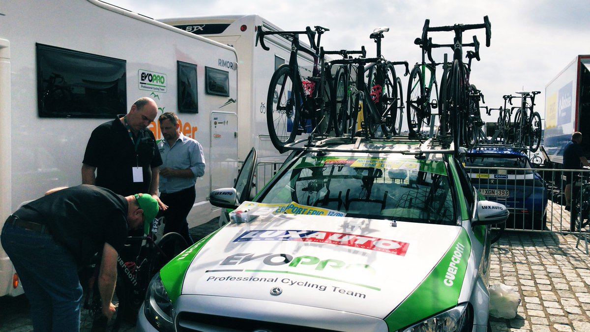 LauCugat's tweet photo. ๐ข Everything is ready for @EvoPro_Racing to rock it at #AntwerpPortEpic โก๏ธ
#evoproracing #evobros #procycling https://t.co/Dqc7HgGuxA