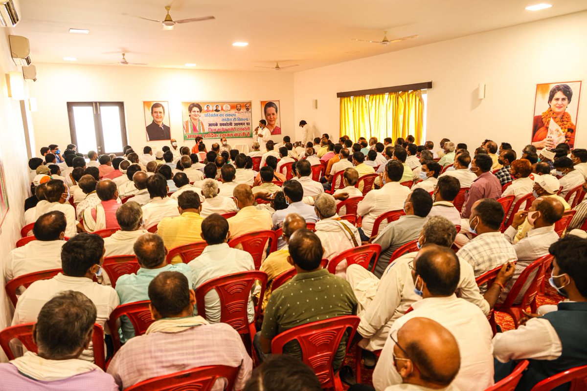 कांग्रेस महासचिव श्रीमती <a href="/priyankagandhi/">Priyanka Gandhi Vadra</a> जी ने
रायबरेली जिला कांग्रेस कमेटी की बैठक में  पदाधिकारियों से जमीनी मुद्दों, सांगठनिक प्रक्रियाओं और चुनाव की तैयारियों पर विस्तृत चर्चा की।

इस दौरान संगठन को मजबूत कर चुनावी मैदान में उतरने के लिए दिशा-निर्देशित किया गया।