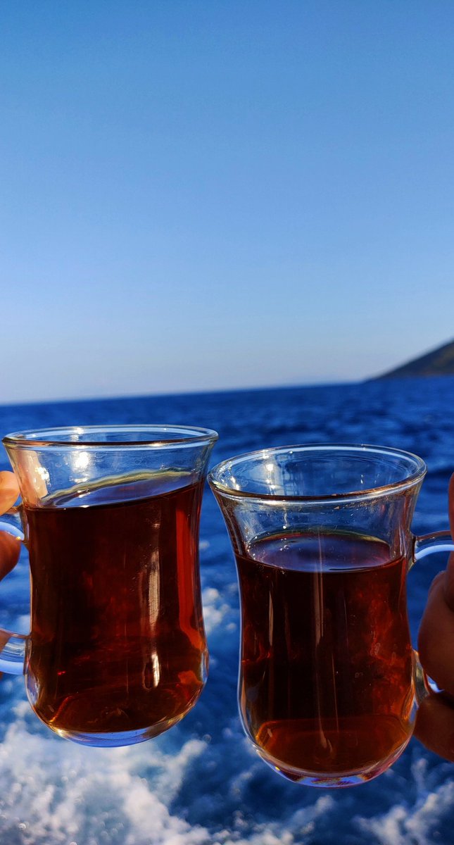 Bardağımın yanındaki bardağı tutan eli seçebilmek istedim 🤍 
Vurur beni hatıralar <a href="/yesimk_/">yeşim</a>