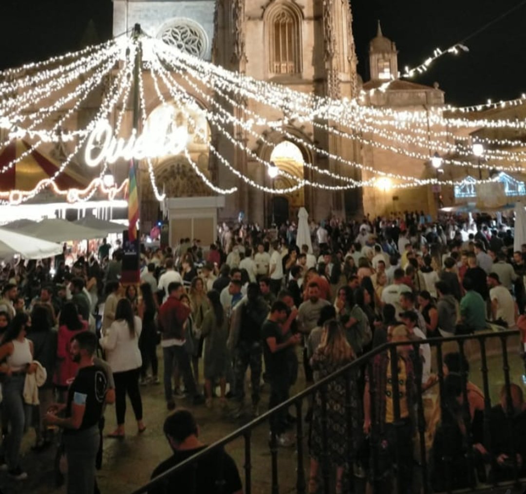 AidaPsg's tweet photo. @aytoviedo Ganas de San Mateo...bueno...en vez de chiringuitos hay casetas de bares todas juntas, la gente no respeta la distancia de seguridad, todos de pie...un poco desastre y llevamos dos días, no me quiero in imaginar como acaba esto https://t.co/Wfh3xbbpAW